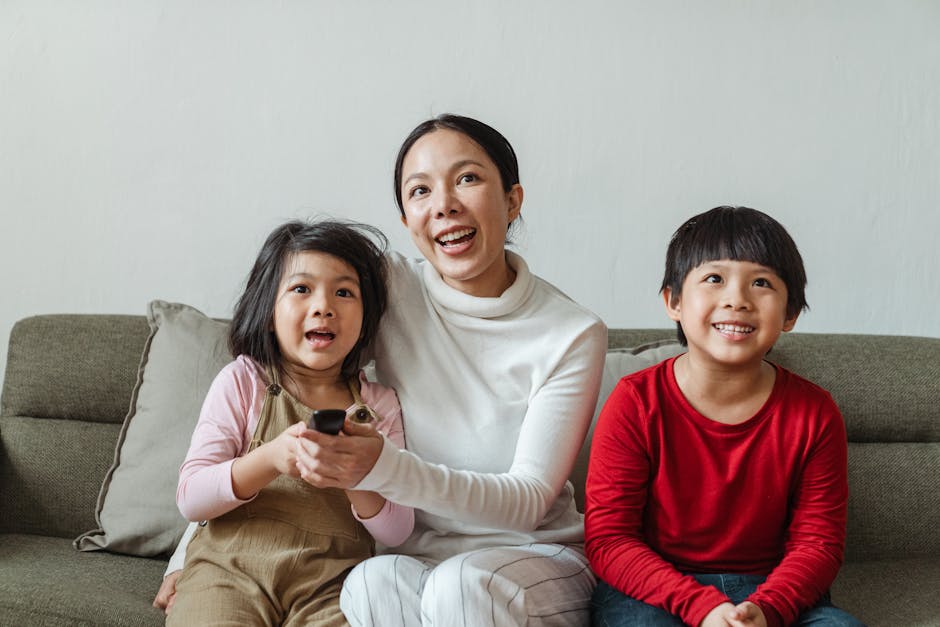 Familie kijkt samen naar IP television in 4K kwaliteit op groot scherm met verschillende zenders beschikbaar