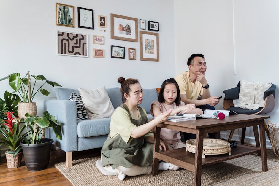 Familie kijkt samen op meerdere apparaten met IPtelevision abonnement in moderne woonkamer