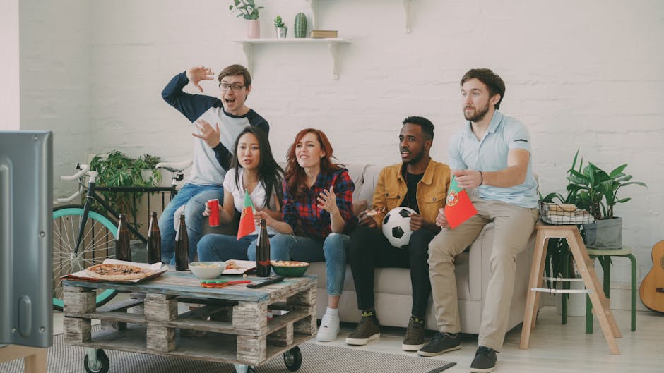 Familie kijkt WK 2026 voetbal op grote 4K tv, juichend bij een doelpunt