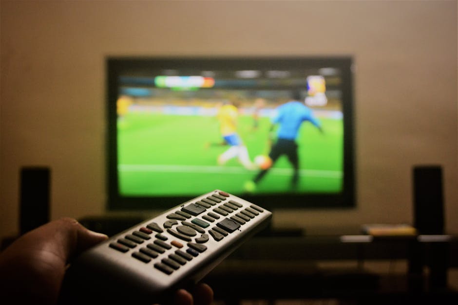 IPtelevision kijken op verschillende apparaten in moderne Nederlandse woonkamer met 4K beeldkwaliteit