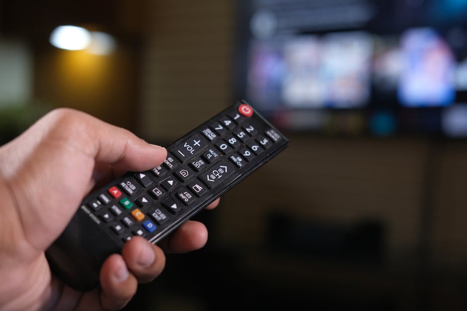 Persoon installeert IPTV op een smart TV met een afstandsbediening voor WK 2026